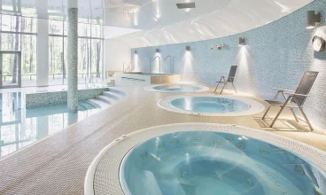 Basen z brodzikiem i trzy wanny jacuzzi to propozycja dla gości w każdym wieku