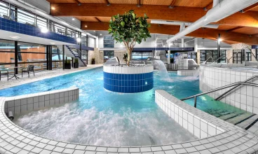 Na gości czeka atrakcyjny aquapark z basenami, zjeżdżalniami i saunami
