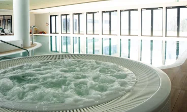 Kompleks basenowy składa się z 3 basenów i jacuzzi