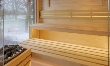 Hotel posiada suchą saunę z przeszkloną ścianą