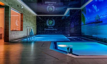 Oprócz basenu można skorzystać z zewnętrznego jacuzzi i sauny
