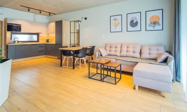 Centralne miejsce w salonie zajmuje narożnik z funkcją spania