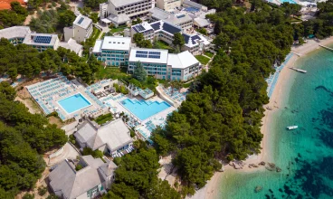 Resort znajduje się wprost przy nadmorskiej promenadzie na wyspie Brač