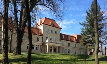 Zabytkowy Dwór Sieraków mieści się pod Wieliczką i Krakowem