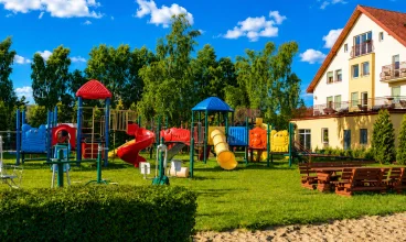 Na terenie posesji znajduje się duży plac zabaw oraz inne atrakcje dla dzieci