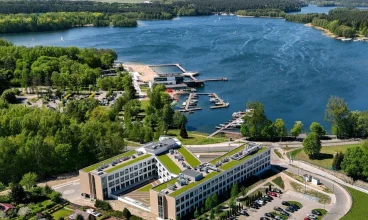 Aparthotel nad Zatoką jest położony 50 m od jeziora i 300 m od plaży