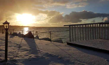 Spacery nad wodą są przyjemne o każdej porze roku
