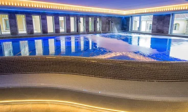 Hotelowy basen jest przestronny i wyposażony w stanowiska do hydromasażu