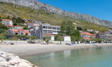 Hotel Nestos jest położony wprost przy piaszczystej plaży