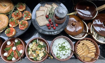 W obiekcie mieści się restauracja śniadaniowa z bufetem śniadaniowym