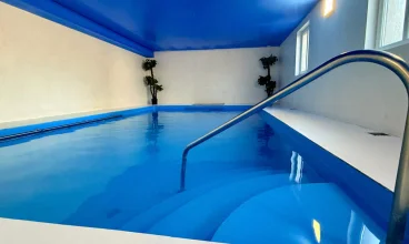 Do dyspozycji gości jest kryty basen, sauna sucha, grota solna, jacuzzi