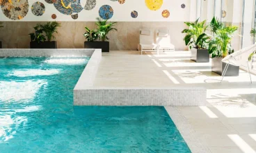 Strefa basenowa składa się z krytego basenu, brodzika i basenu zewnętrznego