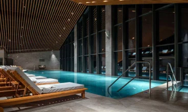 Swissôtel Damian Jasna dysponuje wewnętrznym i zewnętrznym basenem