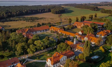 Kadyny Folwark Hotel & SPA*** zlokalizowany jest we wsi Kadyny, pod Elblągiem