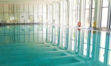 Na terenie kompleksu Mieszko II znajduje się basen solankowy