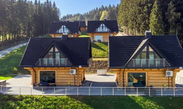 Mieszczą się tu komfortowe domki dla 4 lub 6 osób