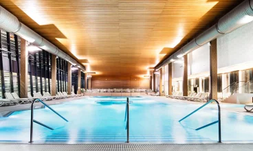Jeden z wewnętrznych basenów termalnych w hotelu