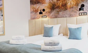 Pokoje wyposażono m.in. w lodówki i sejf