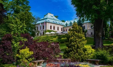 Kompleks składa się z kilku budynków, mi.in. zabytkowego Pałacu Odrowążów
