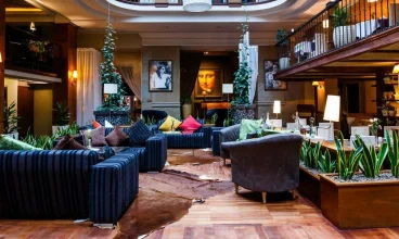 Jego wnętrza zaaranżowano w dwóch zabytkowych kamienicach