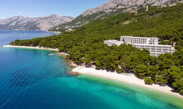 Bluesun Hotel Marina**** jest pięknie położony u stóp gór Biokovo