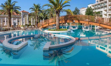 Hotel posiada piękną strefę basenową pełną atrakcji