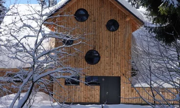 Drewniane budynki resortu idealnie komponują się z otoczeniem