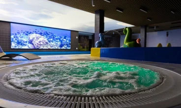 W krytej strefie relaksu można skorzystać z basenu, jacuzzi, sauny i brodzika