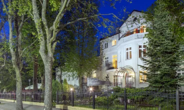 Hotel jest położony przy spokojnej ulicy, zaledwie 200 metrów od plaży