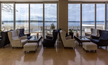 Duże okna zapewniają niezapomniane widoki na wyspę Krk