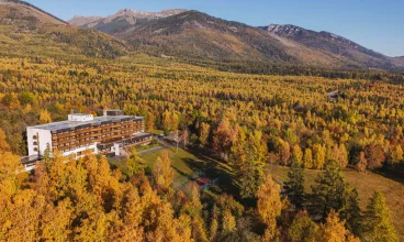 Hotel jest położony w dolinie u stóp Łomnicy