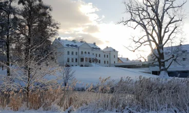 Dwustuletni pałac jest doskonale uzupełniony przez nowo wybudowaną część SPA