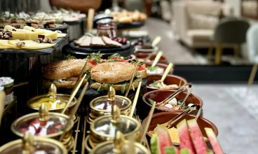 Każdy dzień rozpoczyna się tu znakomitym wyborem potraw śniadaniowych