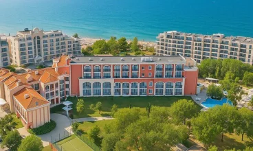 Hotel znajduje się 50 metrów od piaszczystej plaży