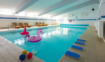 Obiekt posiada kryty basen, a latem 2 baseny zewnęgtrzne