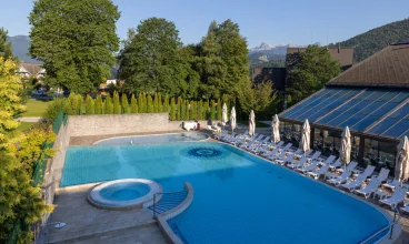 Hotel oferuje baseny wewnętrzne i zewnętrzne oraz inne atrakcje