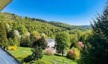 Ośrodek jest położony na zboczach Równicy i ma fantastyczny widok na góry