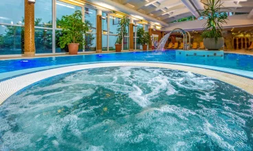 Znajdziemy tutaj kryty basen i jacuzzi