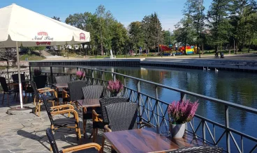 Restauracyjny taras nad rzeką jest wyjątkowym miejscem