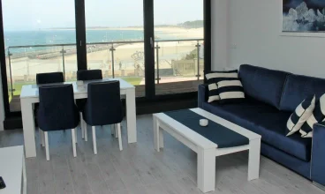 Z niektórych mieszkań rozciąga się niezapomniany widok pobliskiej plaży