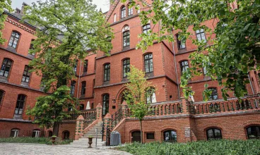 Nowoczesne pokoje są skryte w murach klasztoru z XIX wieku
