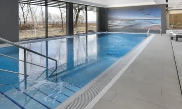 Hotel posiada wewnętrzny basen z ozonowaną wodą, hydromasażem i przeciwprądem
