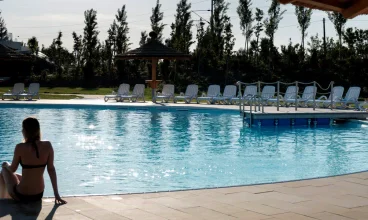 Wokół basenów rozstawione są wygodne leżaki