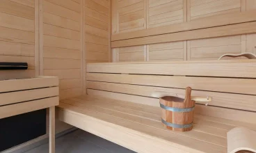 Goście mogą zrelaksować się w strefie wellness z saunami