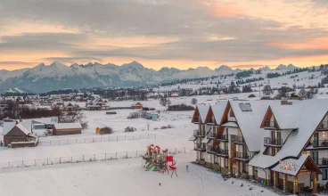 Mieści się w północnej części kurortu, tylko 400 metrów od Term Bania
