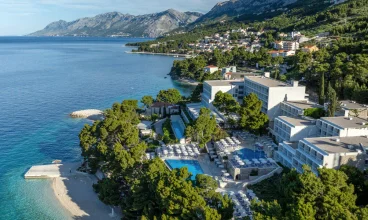 Hotel położony jest bezpośrednio przy plaży