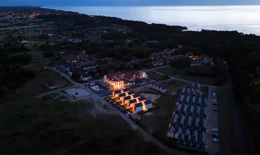 Kompleks nowoczesnych domów mieści się w Niechorzu blisko plaży (500 m)