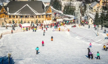 Goście mają zniżki na karnety narciarskie w Szwajcarii Bałtowskiej i SabatKrajno