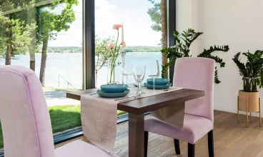 Hotelowa restauracja z panoramicznymi przeszkleniami otwiera się na jezioro
