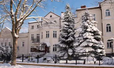 Hotel jest położony przy spokojnej ulicy, zaledwie 200 metrów od plaży